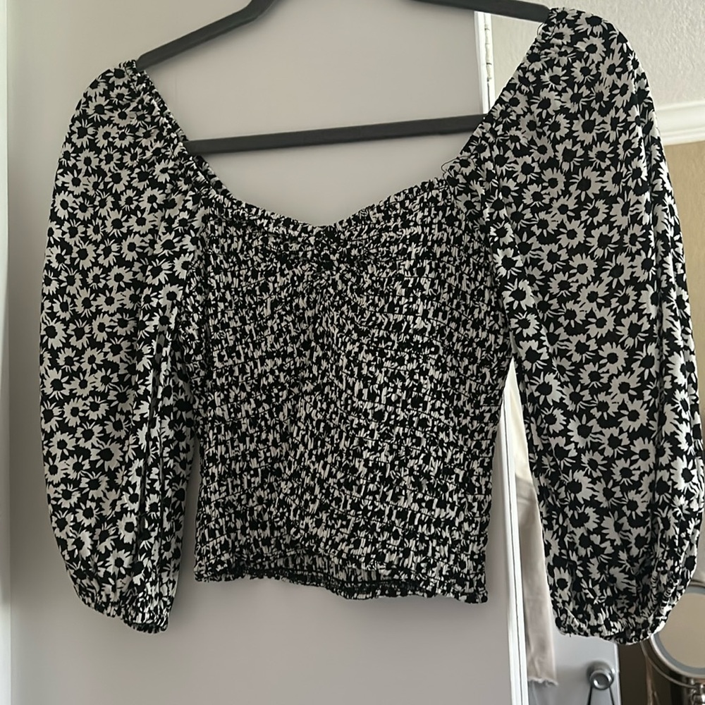 Cute flower top never worn